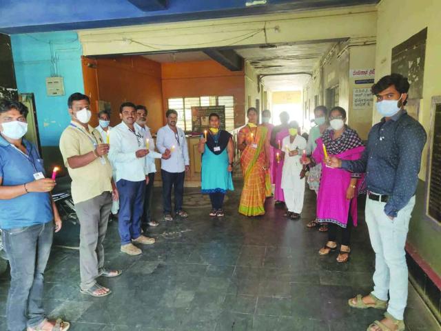 ಮೊಂಬತ್ತಿ ಬೆಳಗಿ ನೌಕರರ ಪ್ರತಿಭಟನೆ